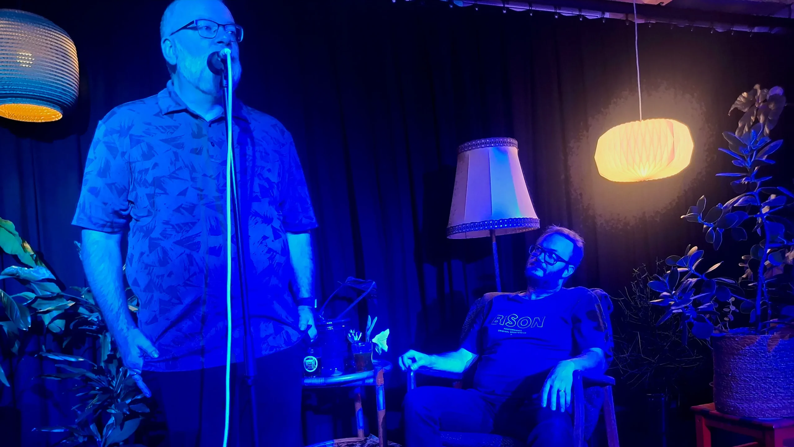 Poetry slam / folkefortællinger på scenen i Folkestuen - Huset No7 - Kulturhus